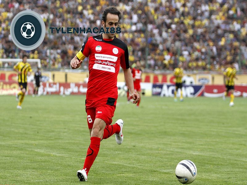 Ali Karimi từng là một chân sút tiền về siêu sao và tài năng